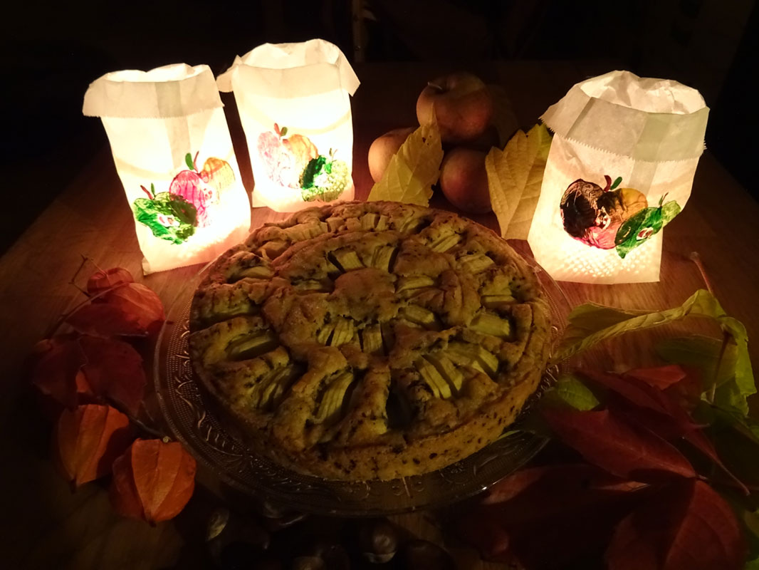 Apfelkuchen und leuchtende Tüten