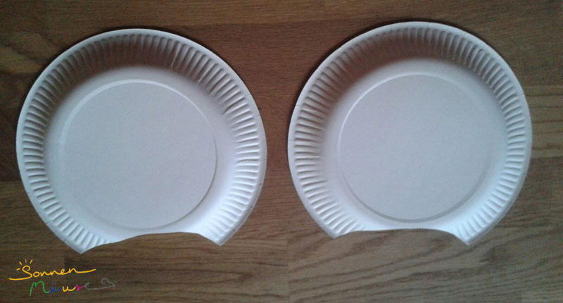 Pappteller mit zugeschnittener Laternenöffnung