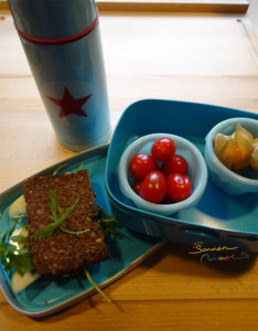 Vollkornbrot, Tomaten und Physalis